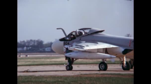 軍用パイロットと整備士は離陸のための爆撃機の飛行機を準備する グラマンA 6グレンビュー海軍航空基地でベトナムおよび湾岸戦争で使用された全天候型攻撃機の侵入者 Nasイリノイ州 — ストック動画