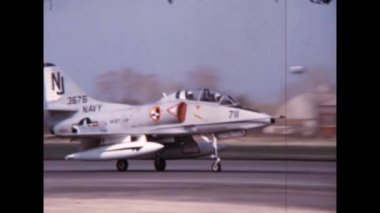 Askeri pilotları eğitmek için kullanılan uçak havaalanı pistine iniyor. Douglas A-4 Skyhawk tek motorlu saldırı uçağı 1950 'lerde ABD Donanması ve Deniz Kuvvetleri için geliştirildi ve kullanıldı.