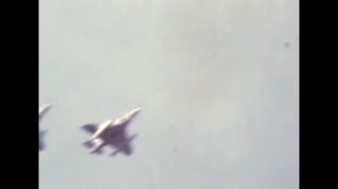 Harici tankları olan bir çift jet uçağı havaalanının üzerinde uçuyor ve iniş düzenini bozuyor. Douglas A-4 Skyhawk tek motorlu saldırı uçağı ABD Donanması ve Deniz Kuvvetleri için geliştirildi.
