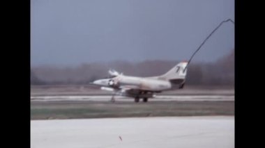 Amerikan donanma hafif avcı uçağı, açık tepe örtüsü ile kalkış pistine doğru ilerliyor. Orijinal 1970 videosu Douglas A-4 Skyhawk tek motorlu saldırı uçağı ABD Donanması ve