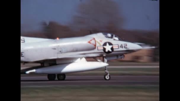 Americký Retro Lehký Útočný Letoun Zpomalí Ranveji Přistání Douglas Skyhawk — Stock video