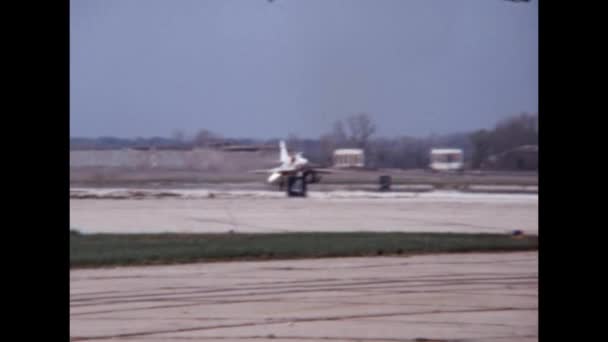Fighter Jet Elegantně Přistát Letištní Dráze Tomto Throwback 1970S Videa — Stock video