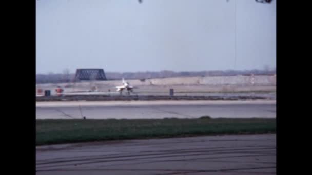 Bílé Dvoumístné Lehké Útočné Výcvikové Letadlo Přistává Vojenském Letišti Douglas — Stock video