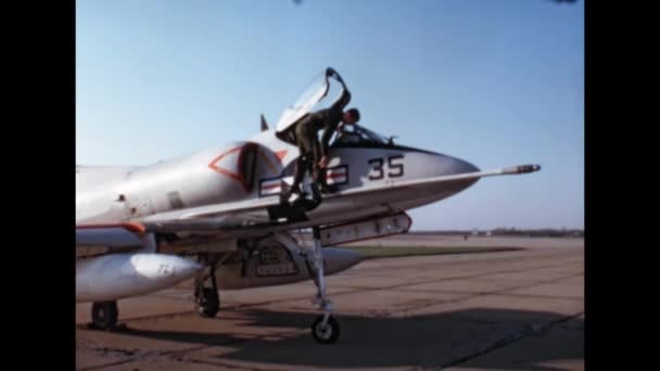 在登上战斗机之前 飞行员要穿上防弹衣 1960年代的原始视频 道格拉斯A 4为美国海军和海军陆战队开发的单引擎载具攻击机 — 图库视频影像