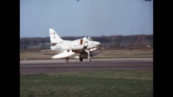 Douglas Skyhawk Του Ναυτικού Των Ηπα Προσγείωση Εξωτερικές Δεξαμενές Καυσίμων — Αρχείο Βίντεο