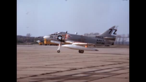 Avion Gris Circulant Sur Piste Aéroport Militaire Dans Les Archives — Video