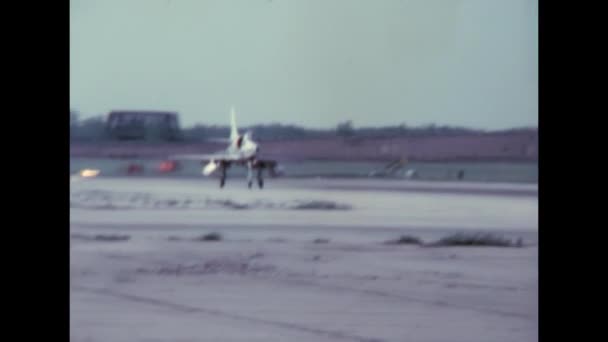 Bombardiere Leggero Degli Anni Atterra All Aeroporto Militare Americano Video — Video Stock