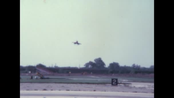 전투용 항공기는 활주로 연결되어 기어와 불이켜져 1970 대비디오 디지털화 더글러스 — 비디오