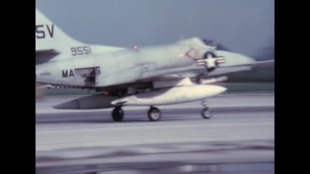 Lätt Bombplan Som Används Amerikanska Hangarfartyg Landar Flygplatsen Med Friluftsbromsar — Stockvideo