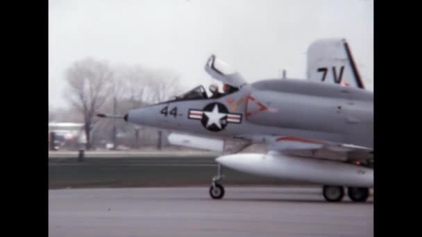 オープンキャノピーで駐車場に地上攻撃戦闘機のタクシー ダグラスA 1950年代にアメリカ海軍と海兵隊のために開発され 使用されたスカイホーク単エンジン空母能力攻撃機 — ストック動画