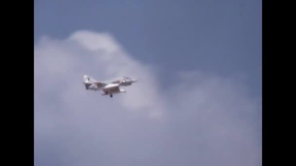 Stíhací Letoun Větru Prodlouženým Podvozkem Připravuje Přistání Douglas Skyhawk Jednomotorové — Stock video