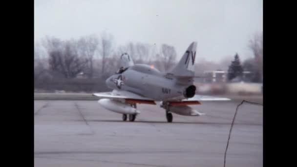 Savaş Uçağı Arkadan Görülen Tanklarla Ilerliyor Douglas Skyhawk Tek Motorlu — Stok video