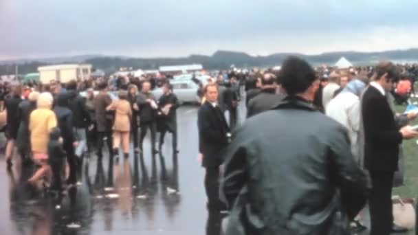 Group Spectators Rainy Weather Farnborough Airshow Seen Walking Ground Wearing — Stock Video