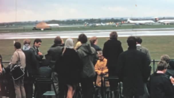 Задний Вид Группы Зрителей Виден Смотрящим Различные Самолеты Представленные Авиасалоне — стоковое видео
