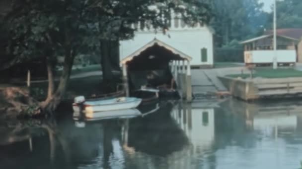 Panoramic View Small Wooden Cottages Lush Green Trees Boats Moored — Stockvideo