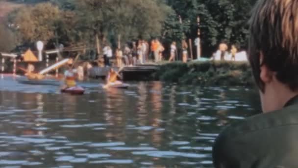 一群喜欢冒险的游客在泰晤士河上划船 为了安全起见 他们都穿着救生衣 自信地用桨在水里航行 Longridge活动中心 联合王国 — 图库视频影像