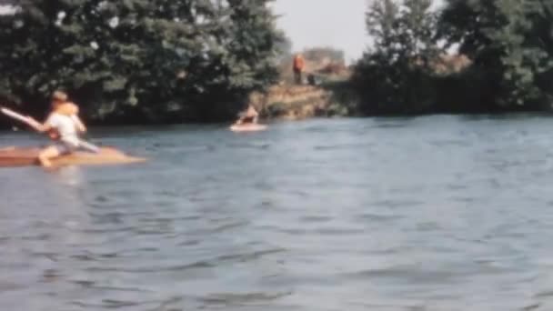 Teenage Boys Girls Canoers Paddle River Thames Tranquil Waters Captures — Vídeo de Stock