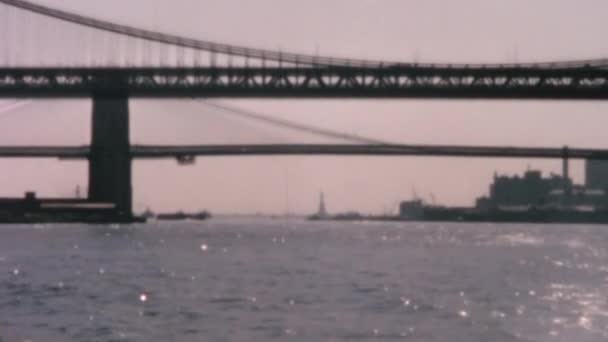 Iconic Brooklyn Bridge New York City East River Bustling City — Stock Video