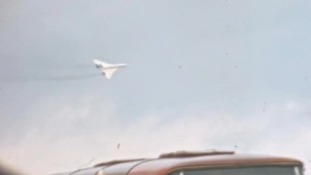 Audience 1970S Airshow Watches Passes Concorde Prototype Only Supersonic Commercial — Αρχείο Βίντεο
