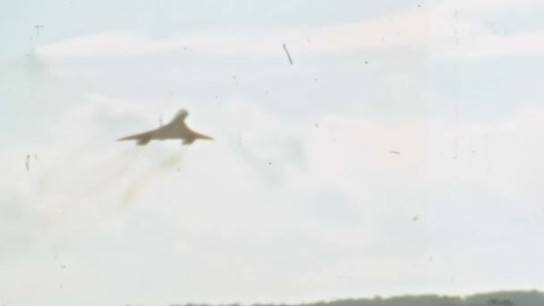 Low Fast Pass Concorde Supersonic Passenger Jet Original Video 70S — Vídeos de Stock