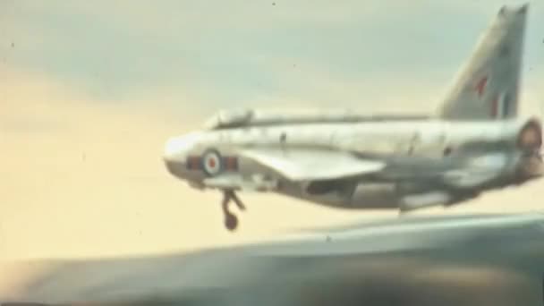 イギリス空軍の電気雷極寒戦争の超音速英国の迎撃戦闘機が離陸します ファーンボロー航空ショー1970年9月 高品質の原史料 — ストック動画