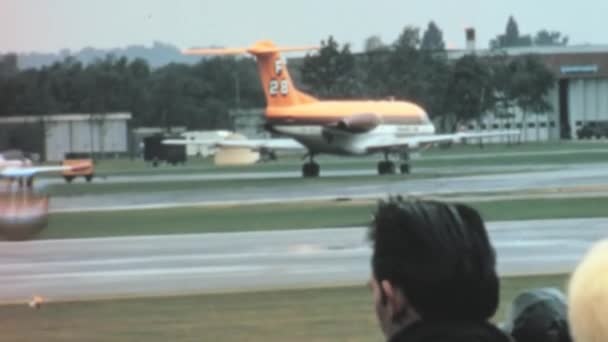 フォッカーF28フェローシップ滑走路に駐機中の双発短距離ジェット旅客機 ファーンボロー航空ショー1970年9月 復元された高品質のアーカイブストック映像 — ストック動画