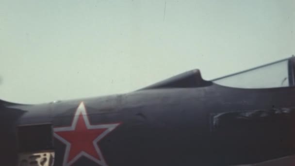 Detail Mechanics Maintaining World War Fighter Planes Soviet Red Star — Vídeos de Stock