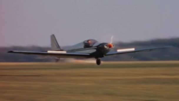Fournier Aerobatic Single Seater Motor Glider Avkd Landing Lasham Airfield — стоковое видео