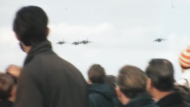 Crowd Admires Low Altitude High Speed Pass Formation Four Harriers — Vídeo de Stock