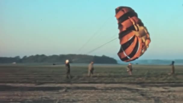 Parachutist Takes Being Towed Flight Rope Attached Car Lasham Airfield — Vídeo de Stock