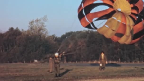 Parachutist Takes Being Towed Flight Rope Attached Car Lasham Airfield — 图库视频影像
