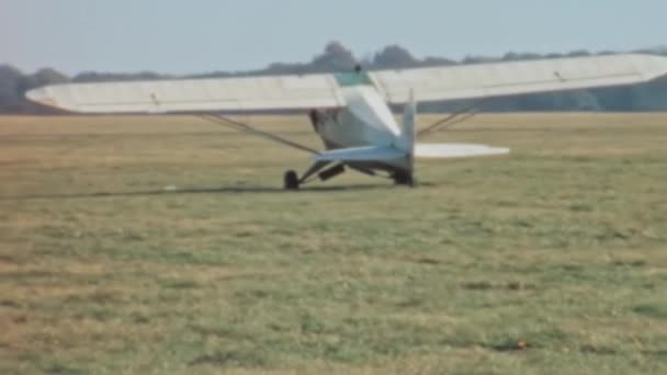 Small 1960S Propeller Plane Wood Fabric Taxiing Grassy Airport Piper — Vídeo de Stock