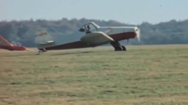 Agricultural Work Plane Begins Takeoff Run Grass Airport Piper Pawnee — Stok video