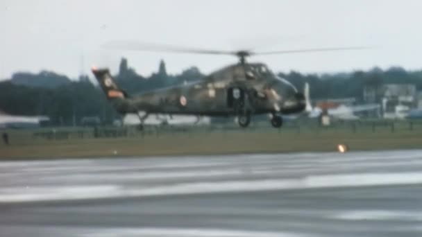 Helicóptero Vintage Dos Anos Voo Estacionário Baixa Altitude Sobre Uma — Vídeo de Stock
