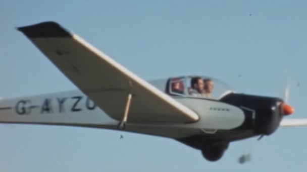 Vintage Motor Glider Lands Grass Airfield Historical Footage 1970S Slingsby — ストック動画