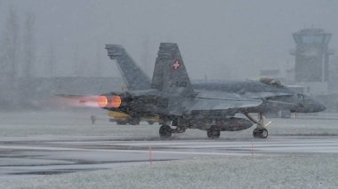 Meiringen Hava Üssü, İsviçre JANUARY, 18, 2013 Askeri uçağı şiddetli bir kar fırtınası altında art brülörden çıkan yangın. İsviçre Hava Kuvvetleri 'nden McDonnell Douglas F-18 Hornet. Uzayı kopyala Modern