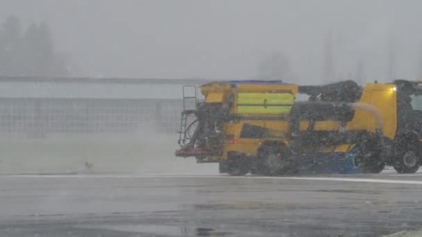 Авиабаза Мейринген Швейцария Январь Января 2013 Желтый Снегоочиститель Высокой Видимости — стоковое видео