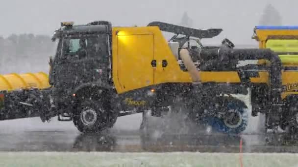 Meiringen Air Base Zwitserland Januari 2013 Sneeuwploegtrucks Die Landingsbaan Van — Stockvideo