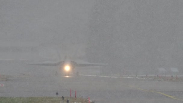 Aviões Jato Caça Taxiando Aeroporto Militar Sob Nevasca Neve Severa — Vídeo de Stock