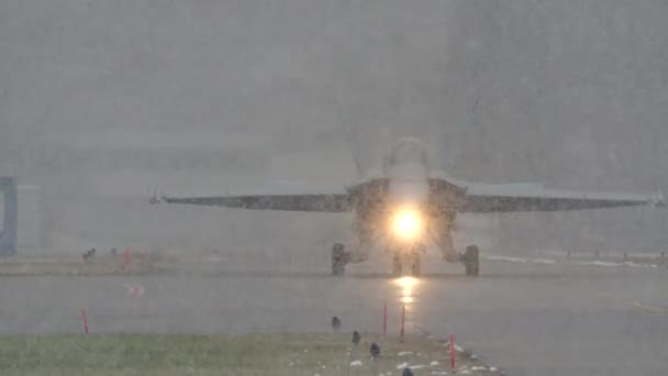 Mcdonnell Douglas Hornet Swiss Air Force Snow Storm Meiringen Air — Stockvideo