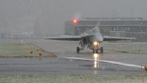 Fighter Aircraft Taxi Line Runway Take Heavy Snowfall Poor Visibility — Vídeo de Stock