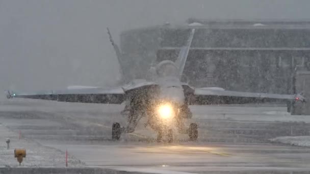 军事飞行员驾驶一架超音速战斗机在暴风雪中起飞 前视镜和侧视镜 有轻微的反射 麦克唐纳道格拉斯F 18大黄蜂瑞士空军 Meiringen空军基地 — 图库视频影像