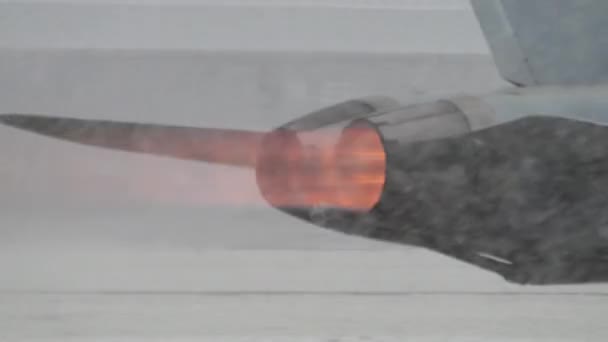 降雪時に離陸する戦闘機のジェットエンジンのアフターバーナーからの炎 マクドネル ダグラスF 18スイス空軍のホーネット マイリンゲン空軍基地 スイス — ストック動画