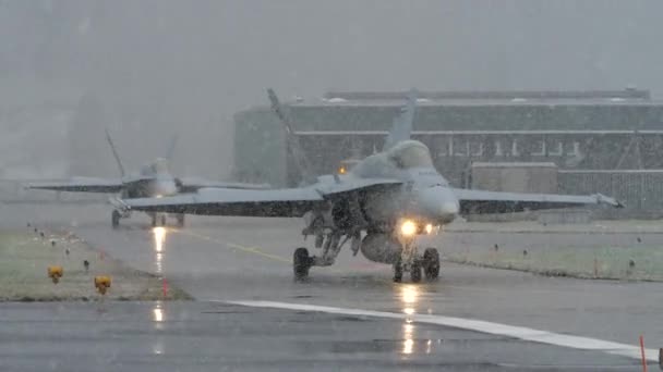 Pair Air Defense Aircraft Taxi Runway Take Snowfall Modern Military — Vídeo de stock