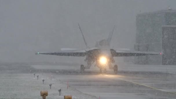 Frontansicht Eines Kampfflugzeugs Das Bei Extremen Wetterbedingungen Mit Einem Beleuchteten — Stockvideo