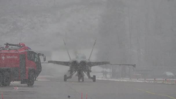 Military Fighter Jet Slowly Returns Hangar Emergency Followed Fire Truck — стокове відео
