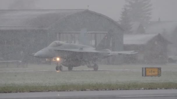 Avião Caça Taxiando Aeroporto Militar Durante Uma Tempestade Neve Com — Vídeo de Stock