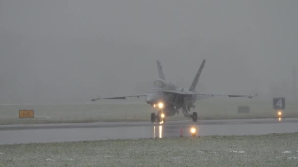 Fighter Aircraft Slowly Taxi Snowfall Floodlight Reflecting Runway Mcdonnell Douglas — 비디오