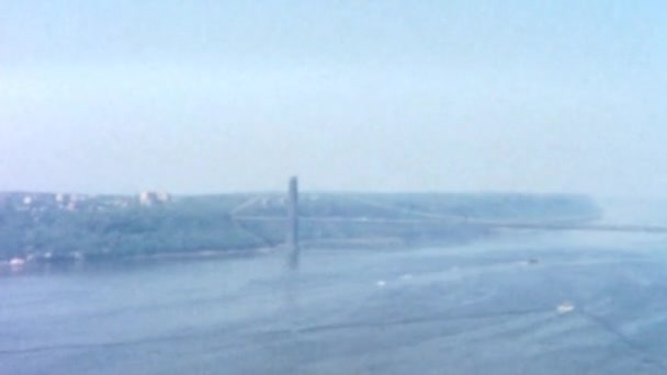 ニューヨークとニュージャージーの間のハドソン川にまたがる象徴的なジョージ ワシントン橋の空中ビュー 特徴的なアーチとサスペンションのデザインを示しています 1960年代のアーカイブ映像 — ストック動画