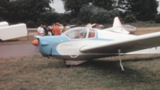 Vintage Μηχανοκίνητο Ανεμόπτερο Ένα Airclub Χώρα Αρχίζει Taxiing Προς Την — Αρχείο Βίντεο